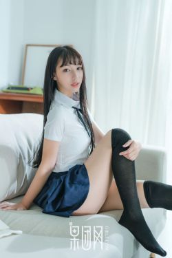 美女撅着白嫩光屁股挨打